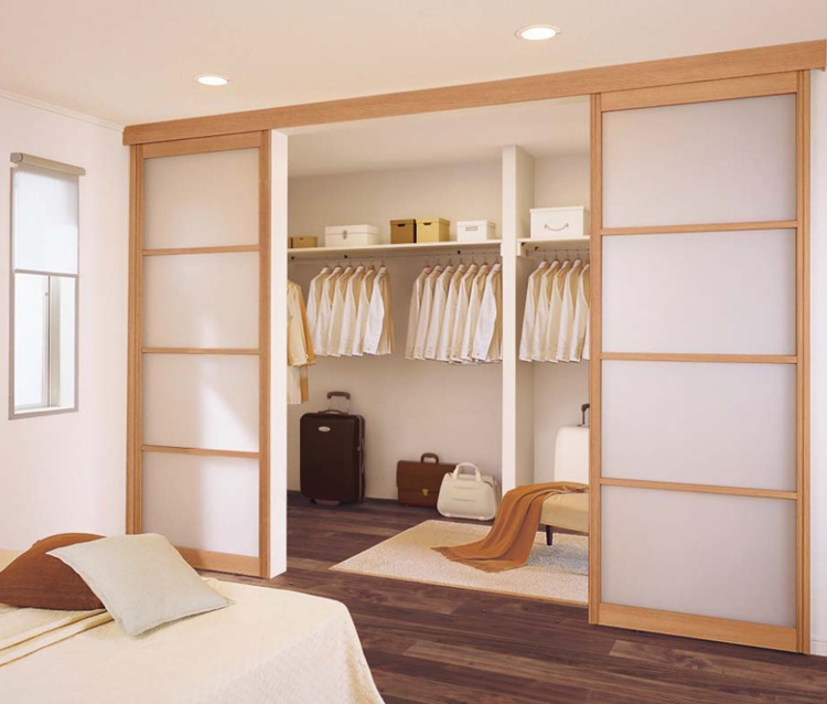 光を通してやわらかく仕切るスクリーンウォールのある明るいリビング