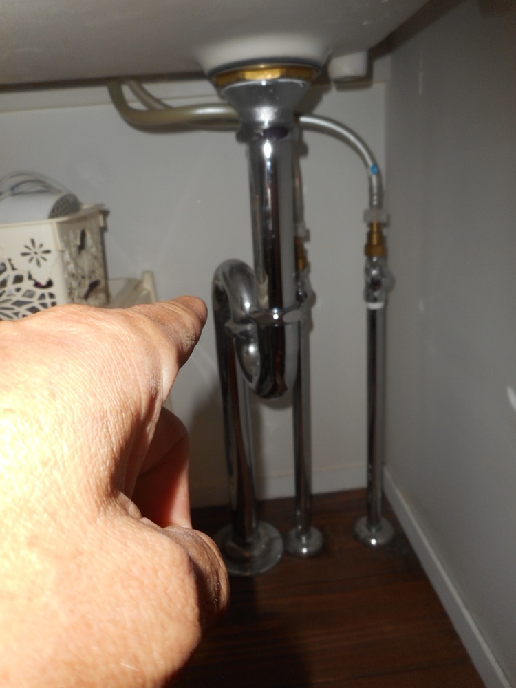 洗面台下の配管チェック 水漏れ確認の様子