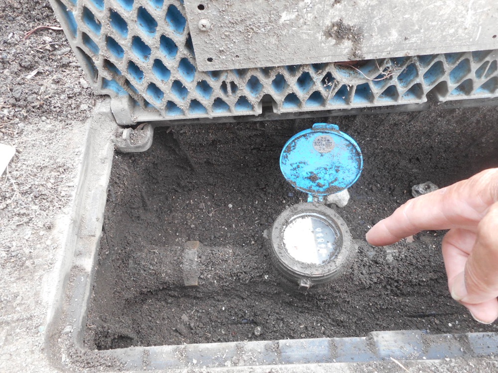 水道メーターの点検 供給状態の確認中