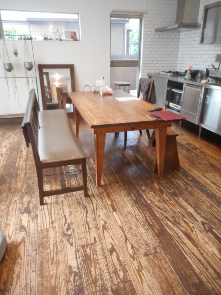 無垢材の床と木製家具が調和するダイニングキッチン