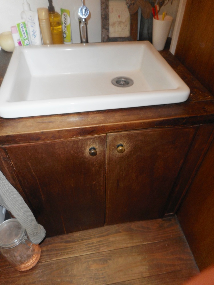 木製カウンターの洗面化粧台 ナチュラルで温かみのあるデザイン