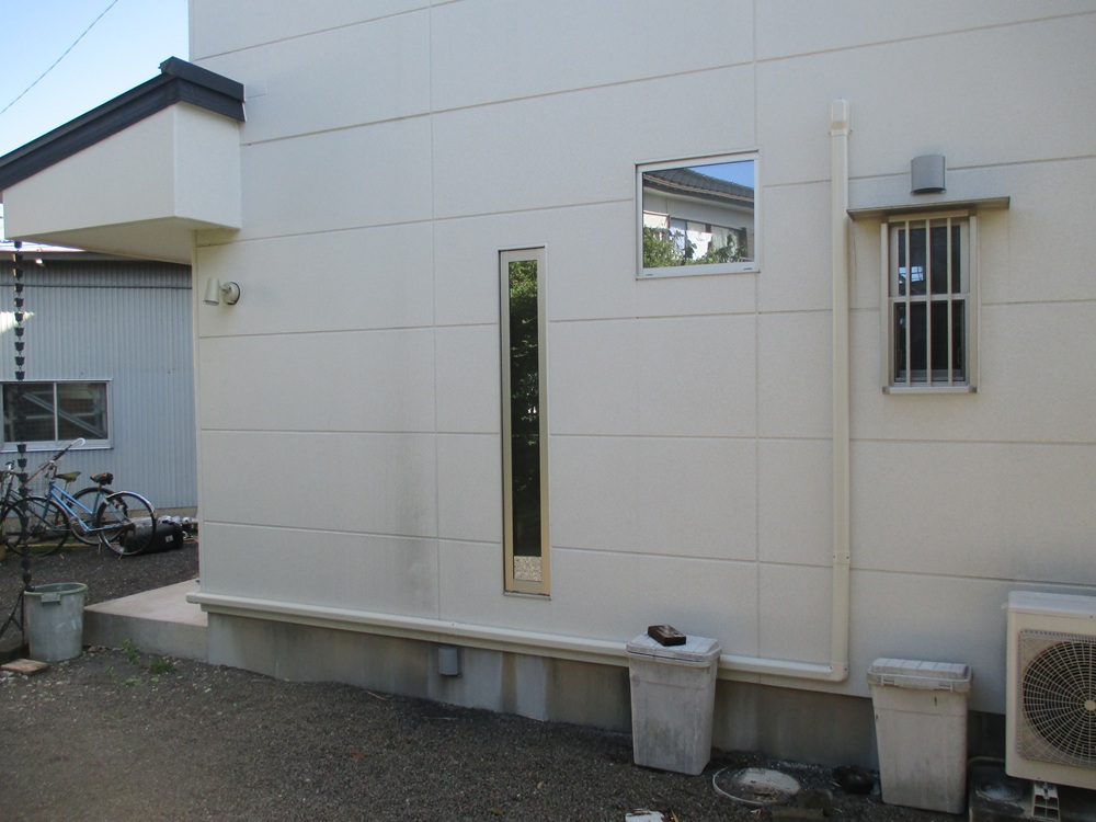 蓄電池ユニットの配線がきれいに収まった完成写真。