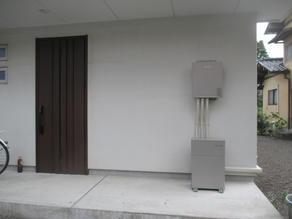 外壁に蓄電池ユニットを設置した完成後の正面写真。