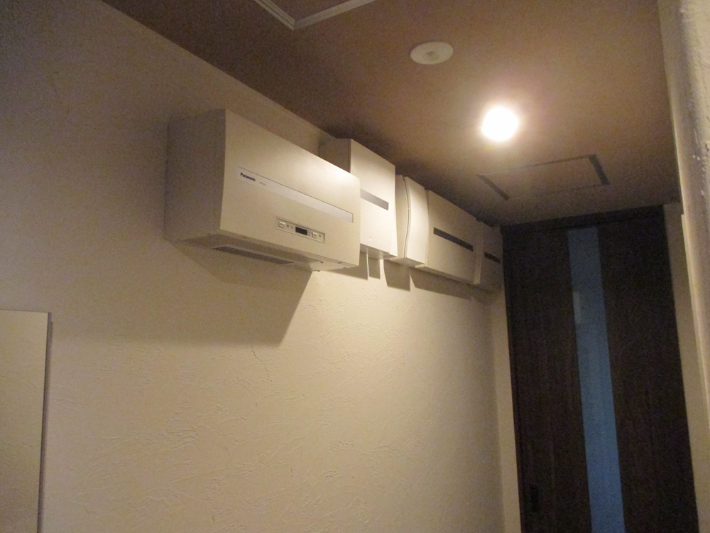 室内の分電盤まわりの完成写真。蓄電池との連携配線が整えられた様子。