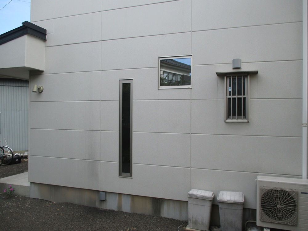 工事前の建物側面。蓄電池設置前の状態。