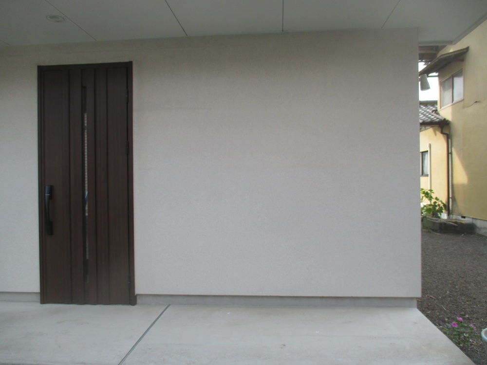 工事前の外壁まわりの様子。設備のないすっきりとした外観。