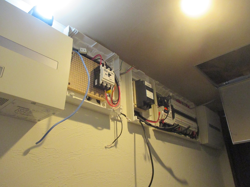 屋内で電気配線工事を行っている途中の様子。