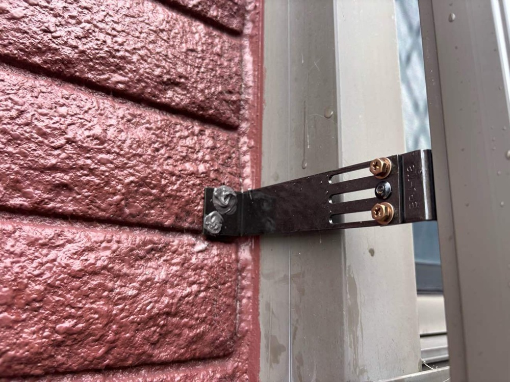 面格子を取り付けるための専用金具（取付部）の様子