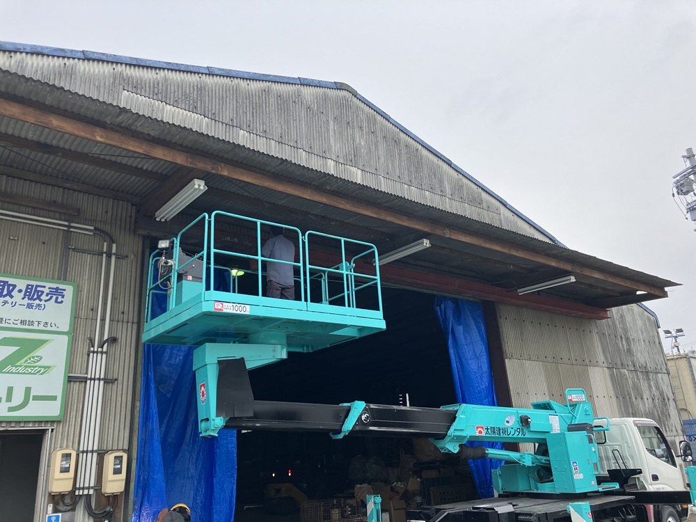 高所作業車でH鋼を取り付ける様子。職人が作業中