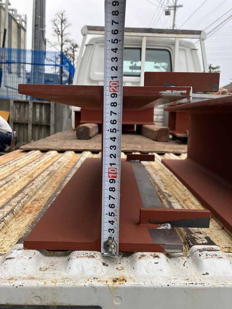 追加補強用のH鋼。新しいレール幅に合わせて加工した部材