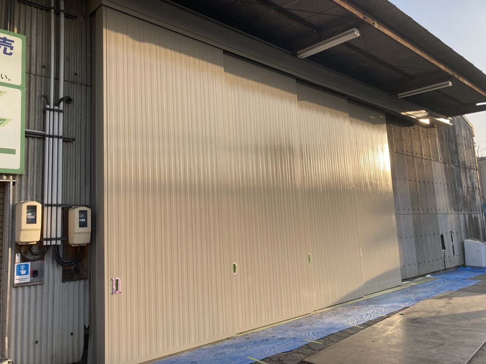 ベージュ色の新しい戸に交換し、レールも新品。