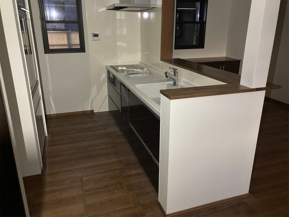 キッチン横の壁。何もなく「ここに少し置けたら便利なのに」と感じるスペース