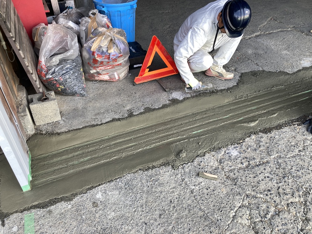 新しいレールを設置中。水平を確認しながら微調整する職人