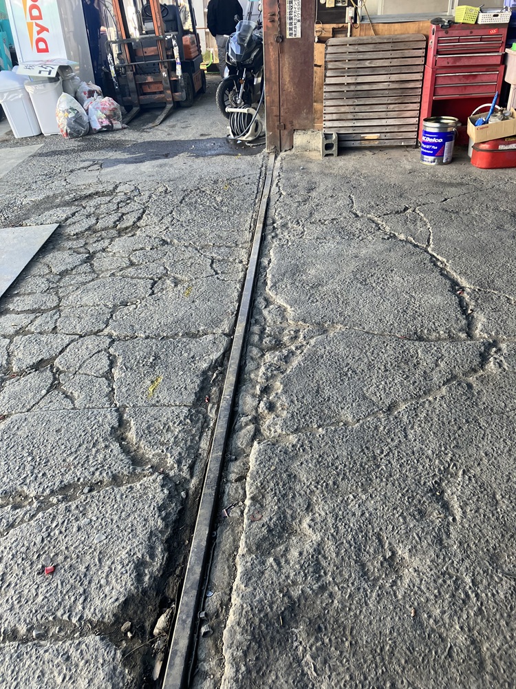 施工前の下部レール。サビや段差があり劣化している状態