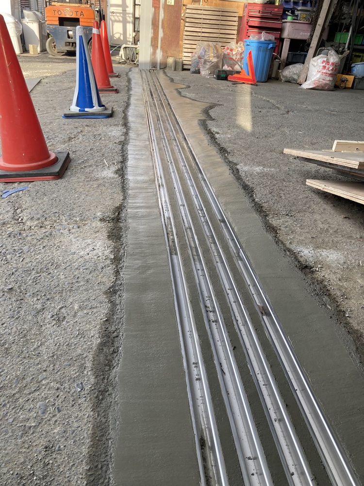 新しい下部レールのクローズアップ。滑らかに仕上がった溝部分