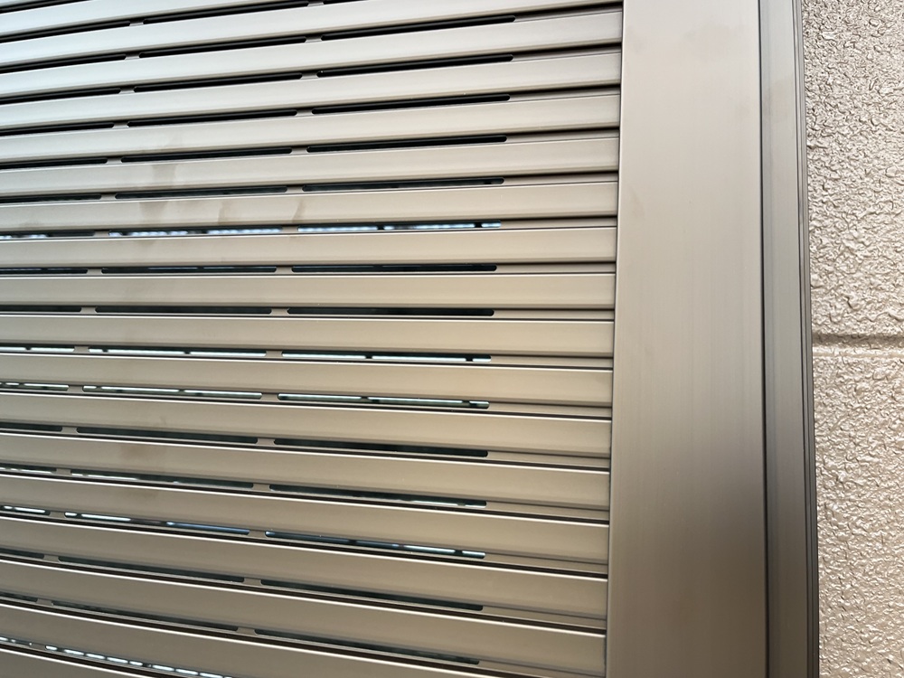 通風と採光ができ防犯面でも安心のリット入り電動シャッターの見本