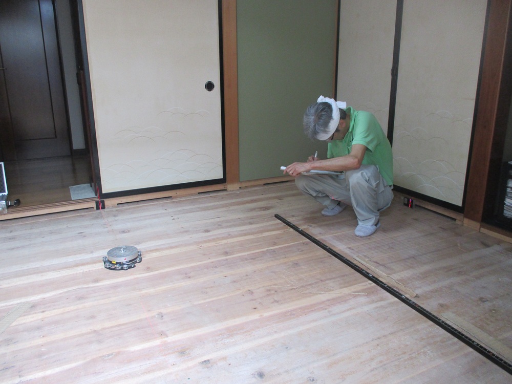 職人が畳を採寸している様子