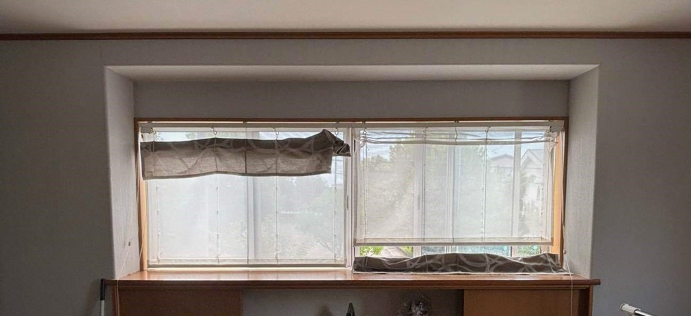 傷みが出てきた横長窓の古いブラインドの様子