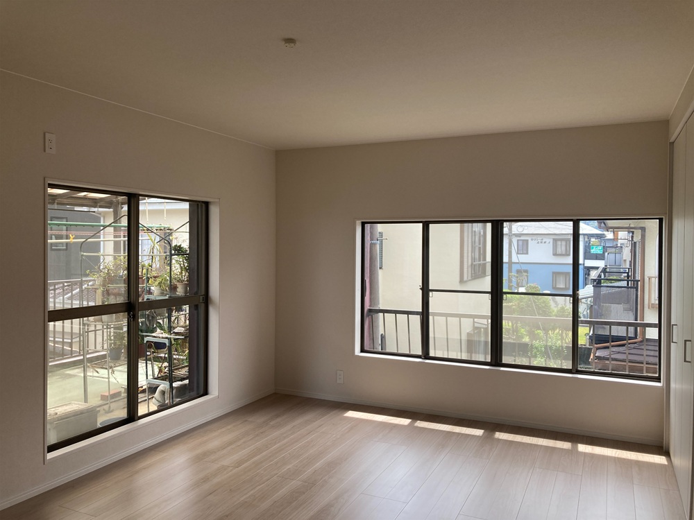 窓からやさしい光が入り、心地よく過ごせる洋室になったリノベーション後の空間。
