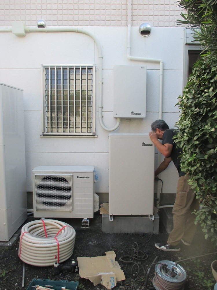 蓄電池本体を設置している作業風景