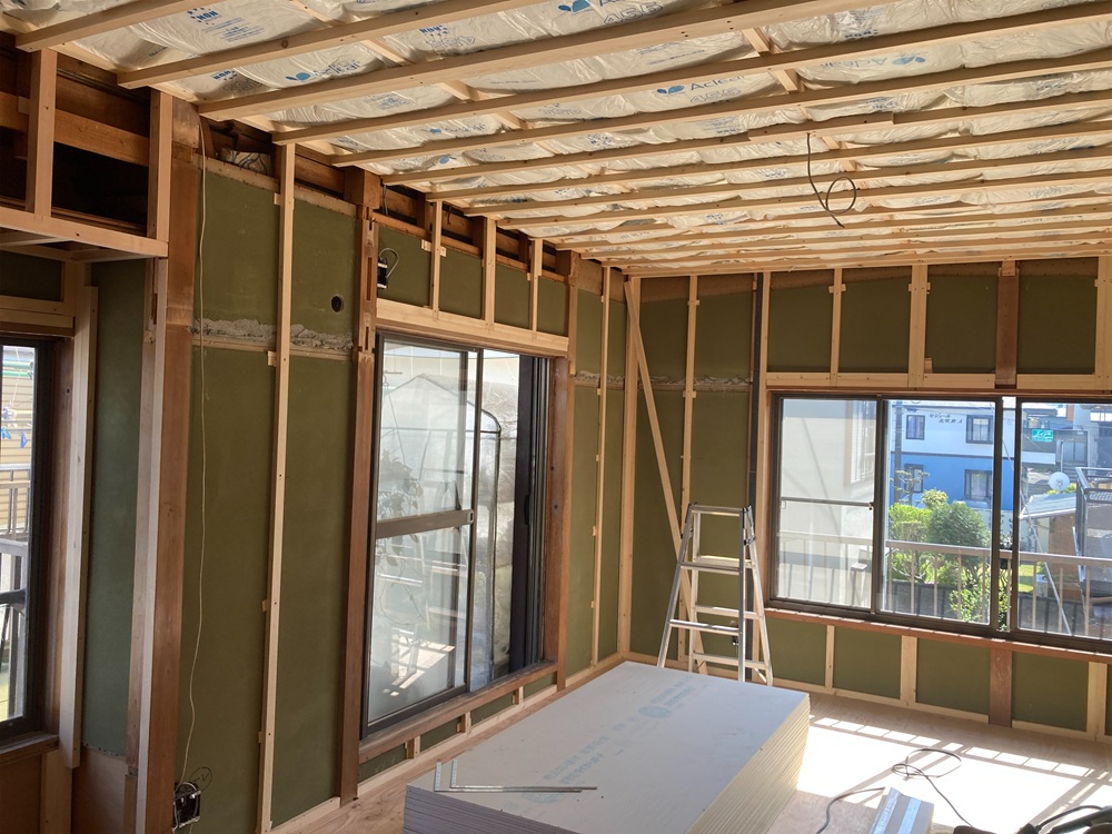 天井の中に断熱材を入れ、見えない部分も整えているリノベーション中の様子。