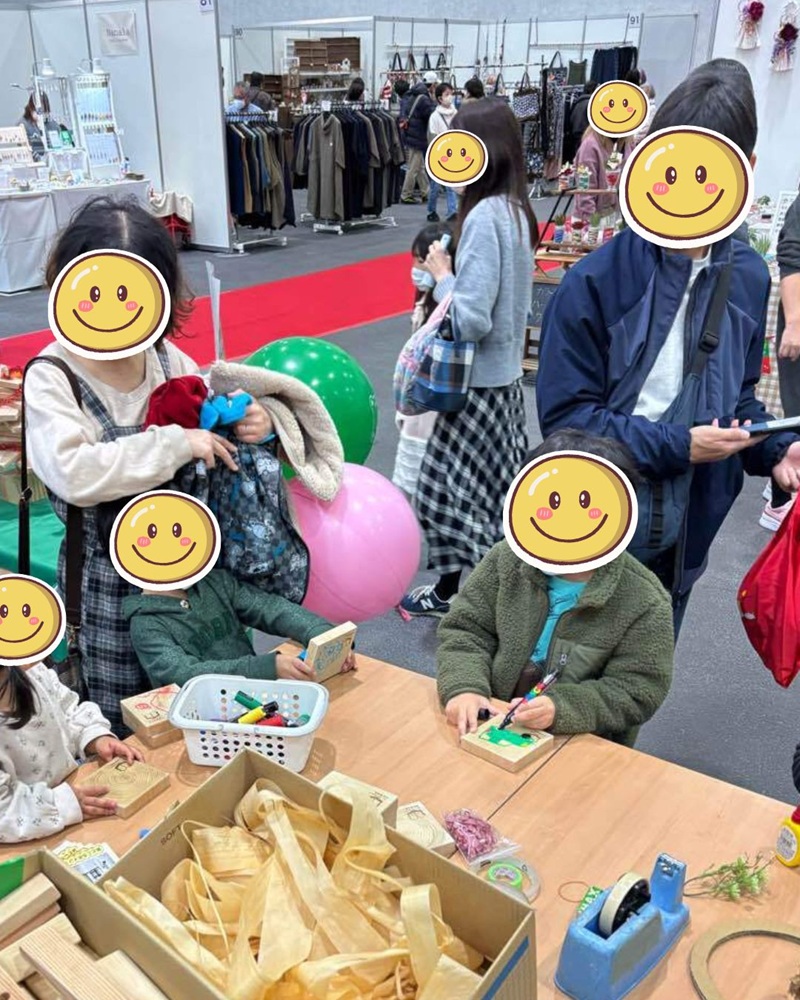 端材のコースターにお絵かきをする子どもたちの様子