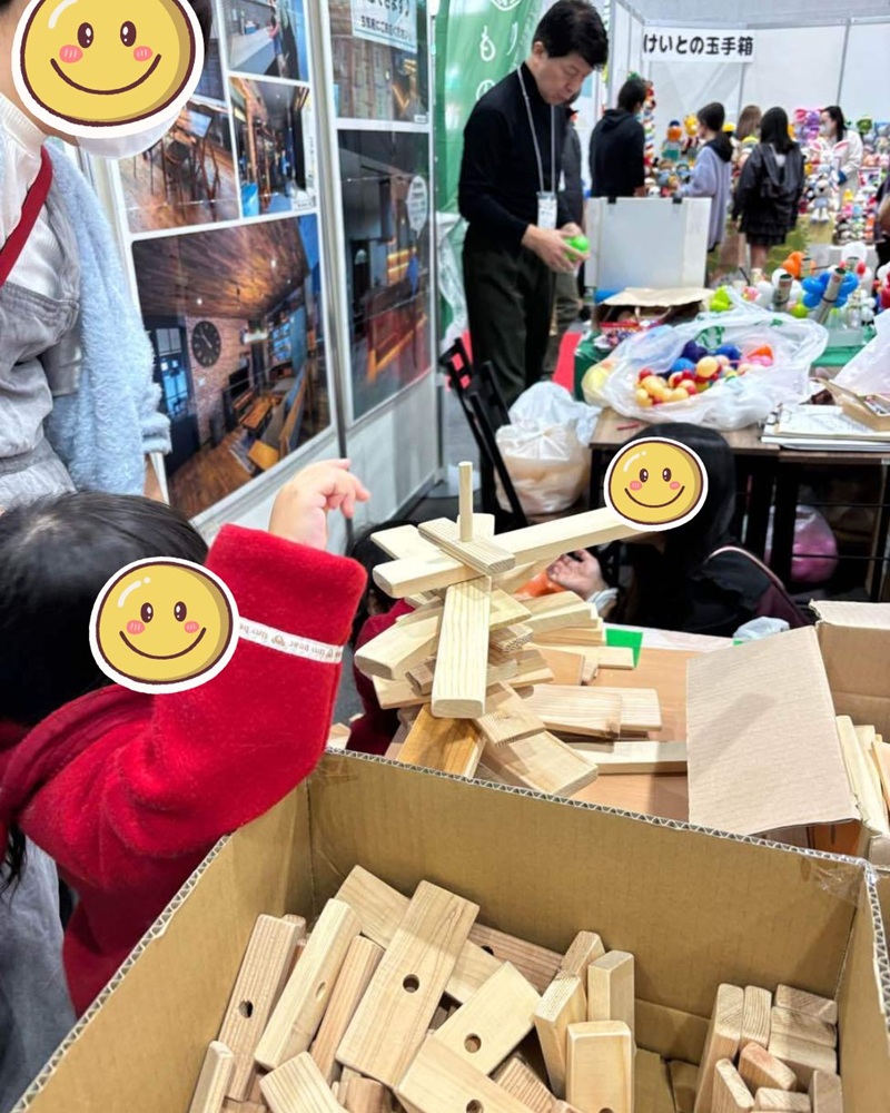 端材を使ってミニツリーづくりを楽しむワークショップの様子