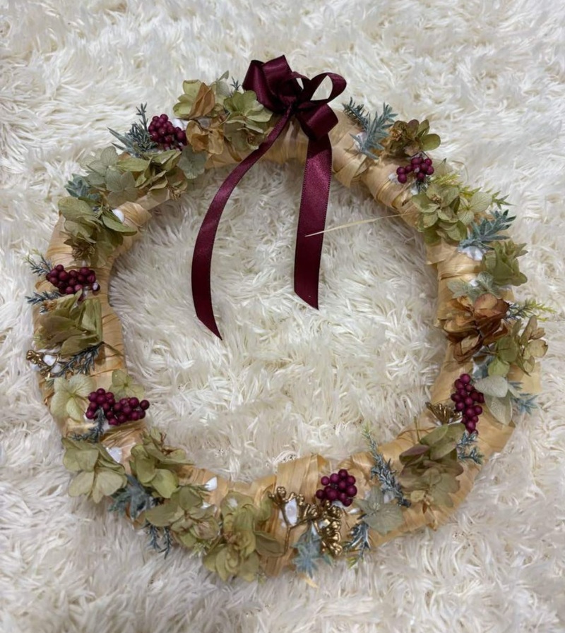 かんなくずと木の実で完成したクリスマスリース
