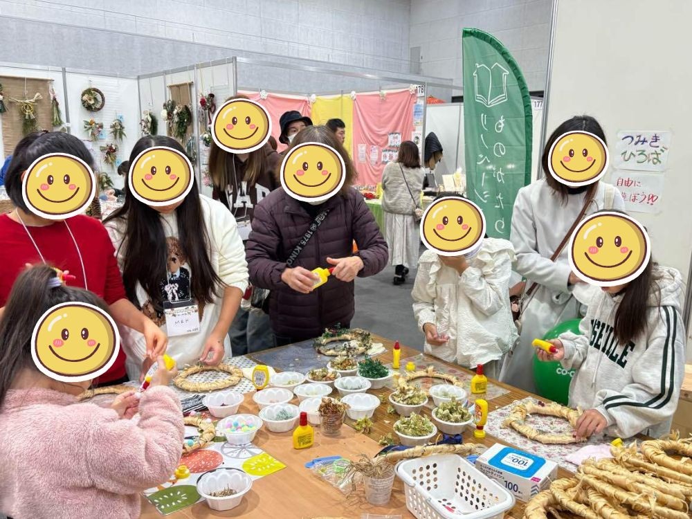 かんなくずを使ってリースづくりを楽しむワークショップの様子