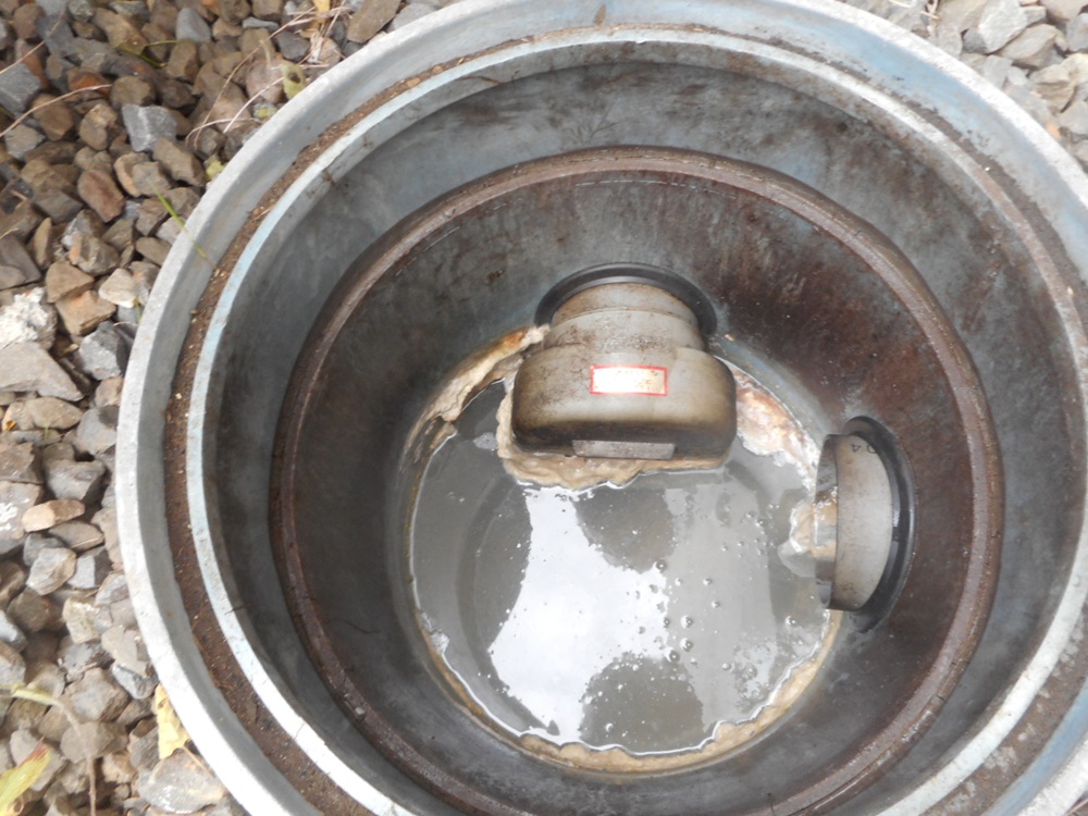 排水の最終桝に溜まった白い汚れの様子