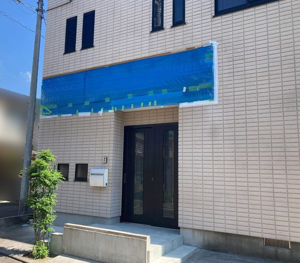 解体後の玄関アプローチ。車2台分の駐車スペースを確保するための準備段階