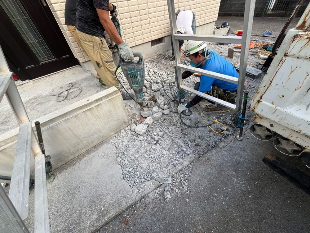 玄関アプローチと駐車スペースを見直すための解体工事の様子