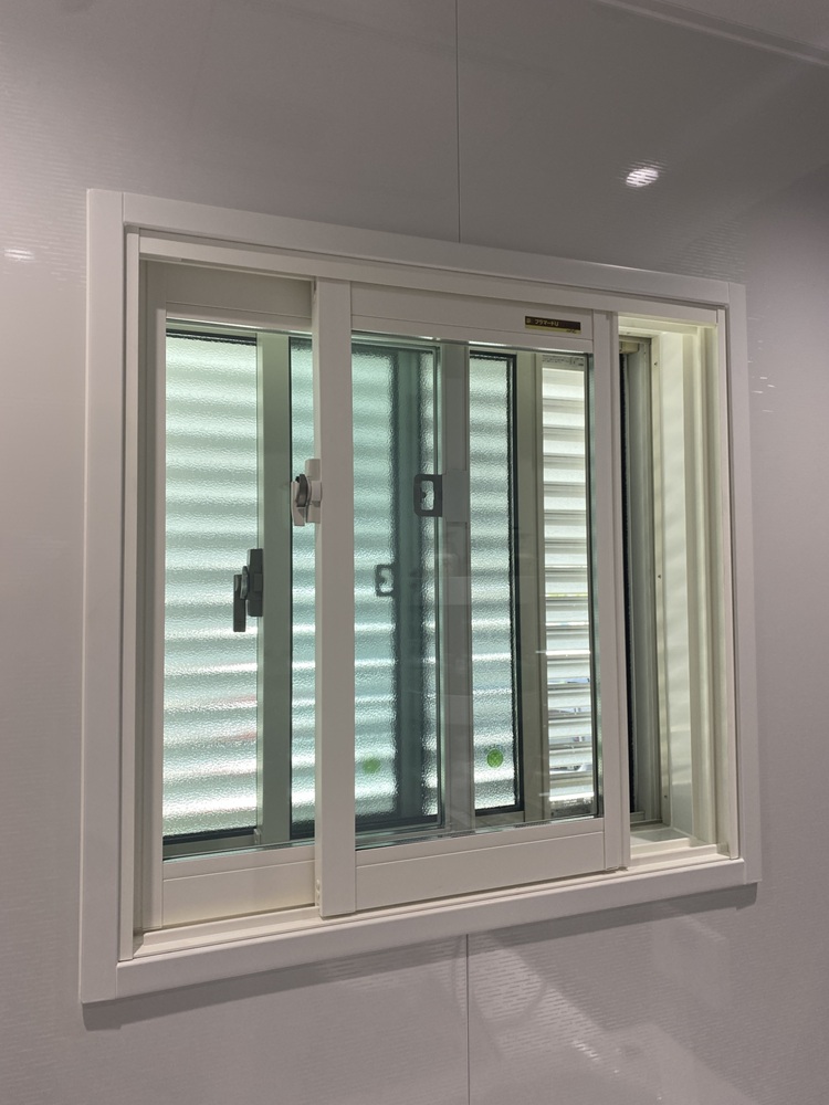 浴室に設置された白いフレームの内窓の施工例写真