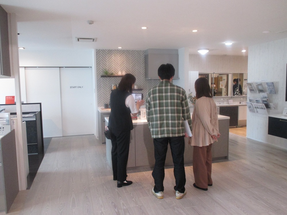 ショウルームでキッチン設備を確認する様子