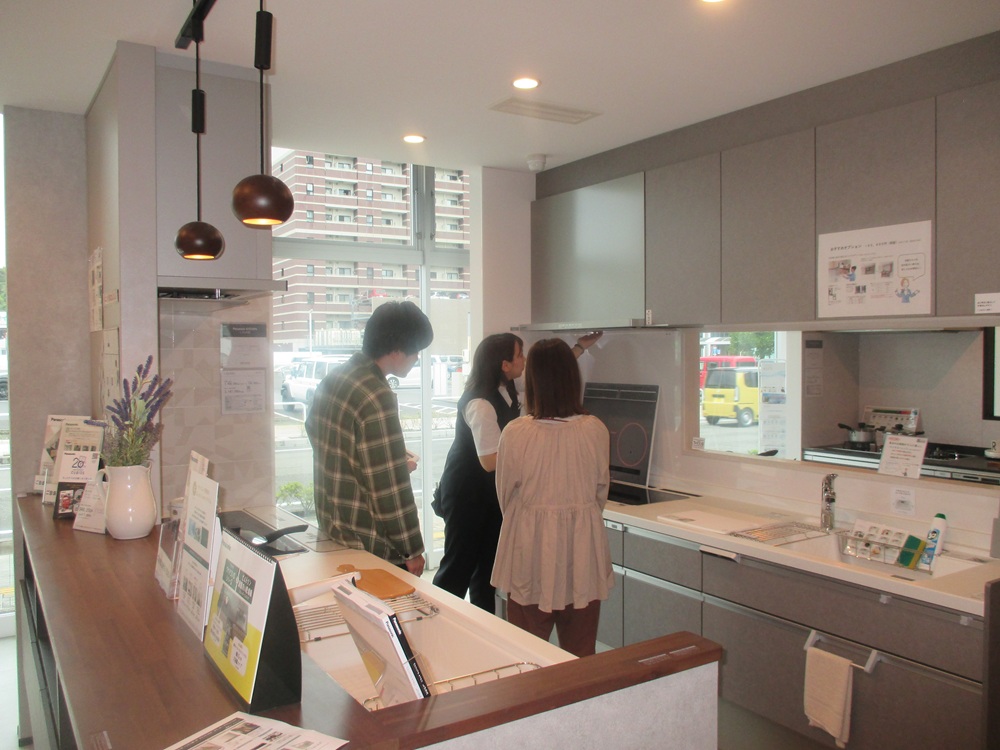 IHや収納などキッチン機能の説明を受ける様子