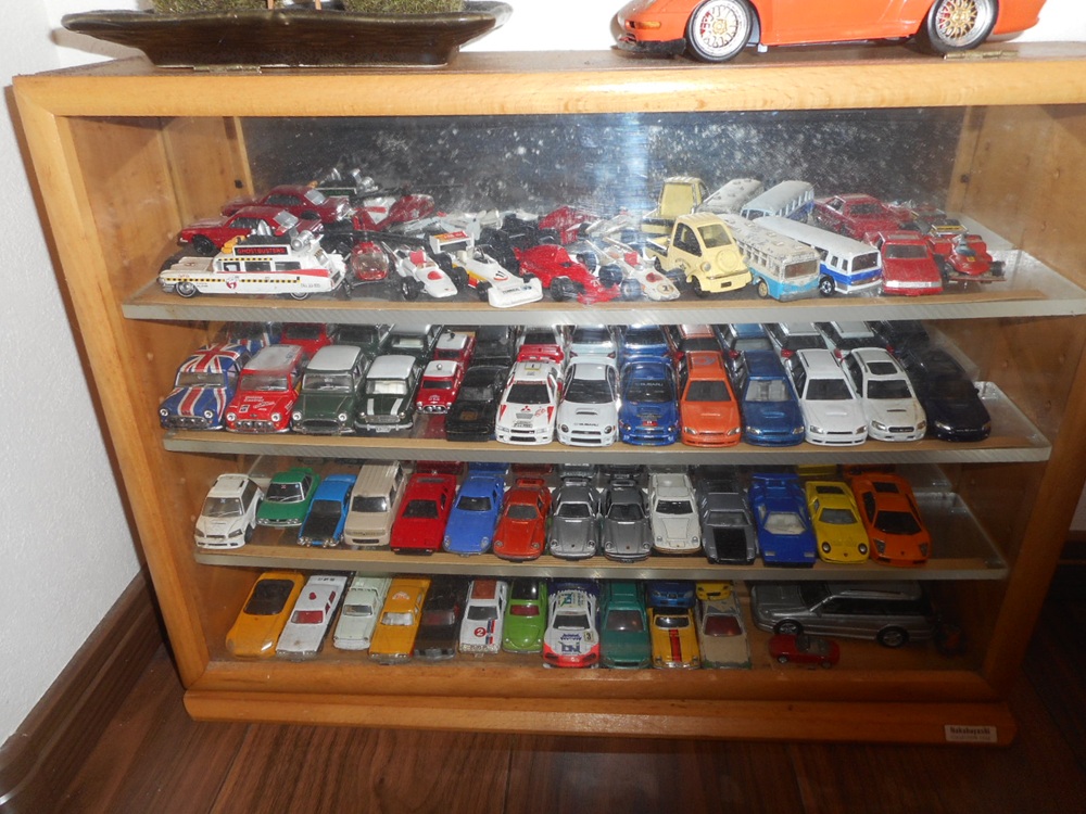棚に並ぶミニカーのコレクション