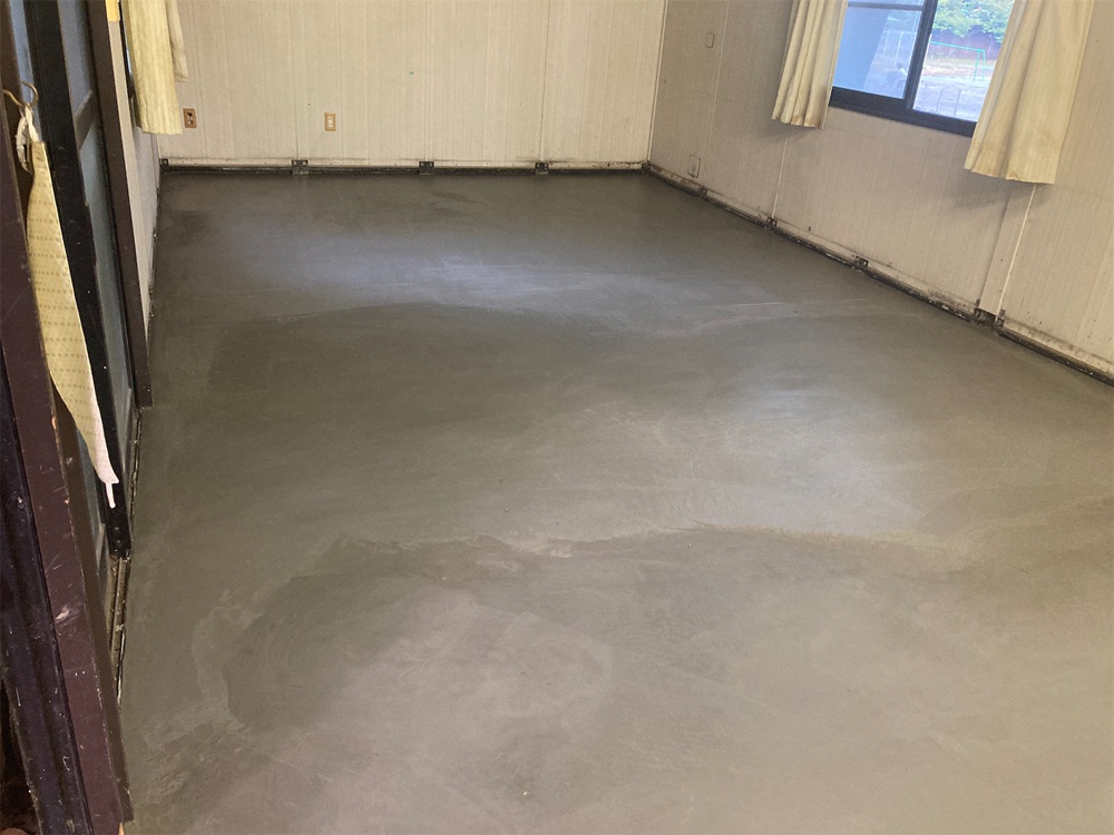 防湿対策を行い、コンクリートで仕上げたプレハブ倉庫の床完成後