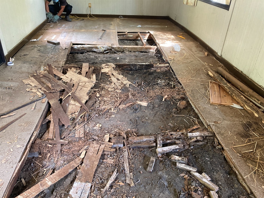 床材を剥がし、下地の状態を確認しているプレハブ倉庫の床解体中