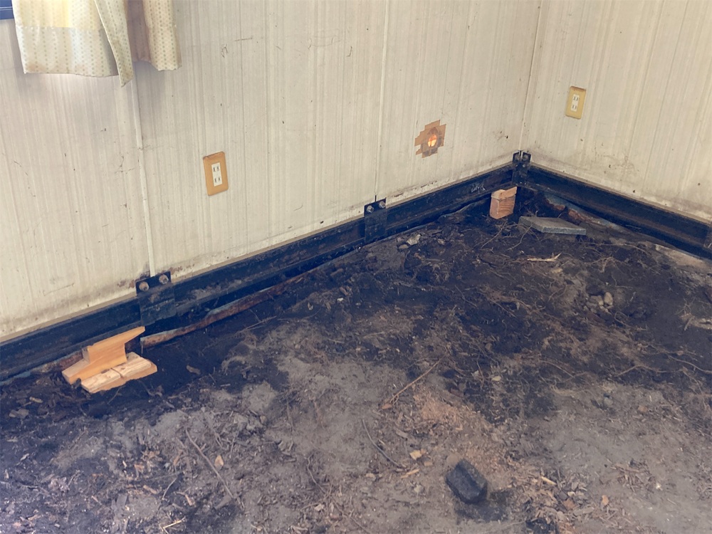 床の高さに違いがあり、スペーサーを入れ調整している様子