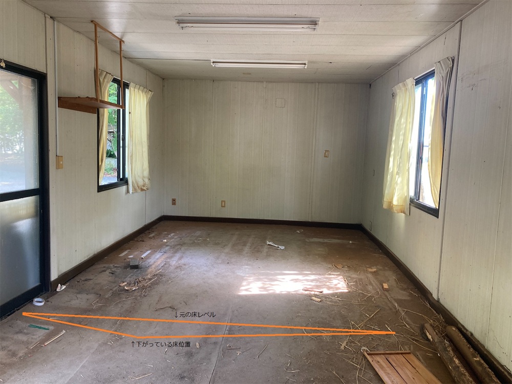 床の一部が下がり、歩くと違和感が出ていたプレハブ倉庫の施工前の床