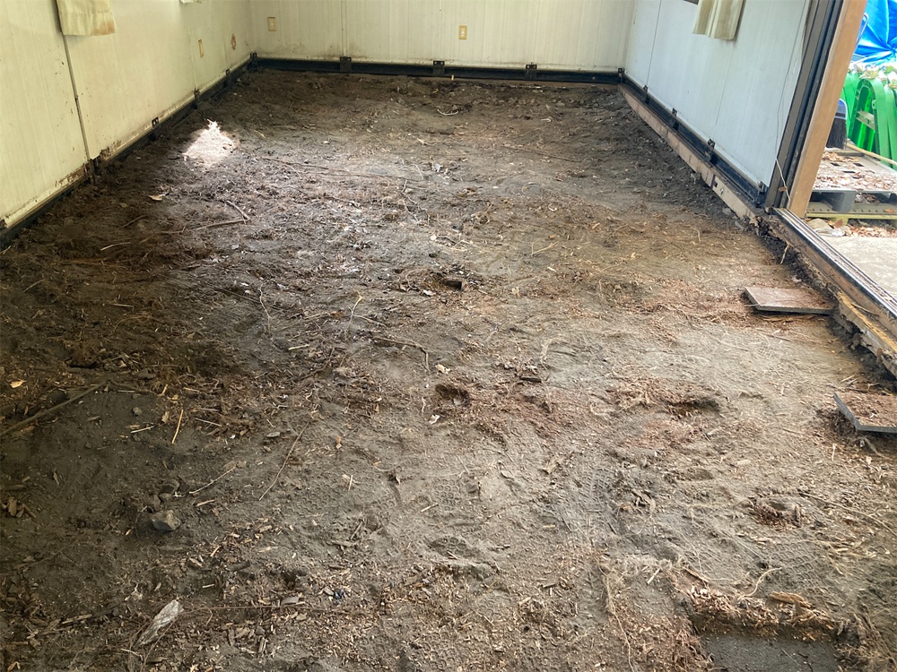 湿気がこもり、木の下地が傷んでいたプレハブ倉庫の床下