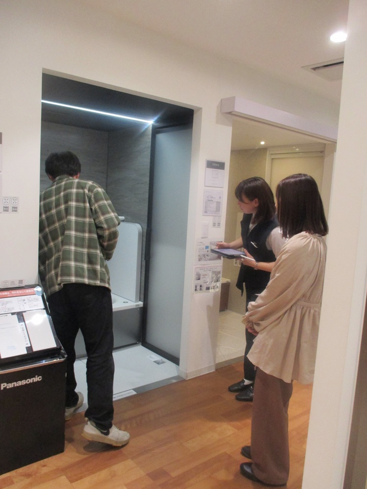 ユニットバスの仕様を確認している様子