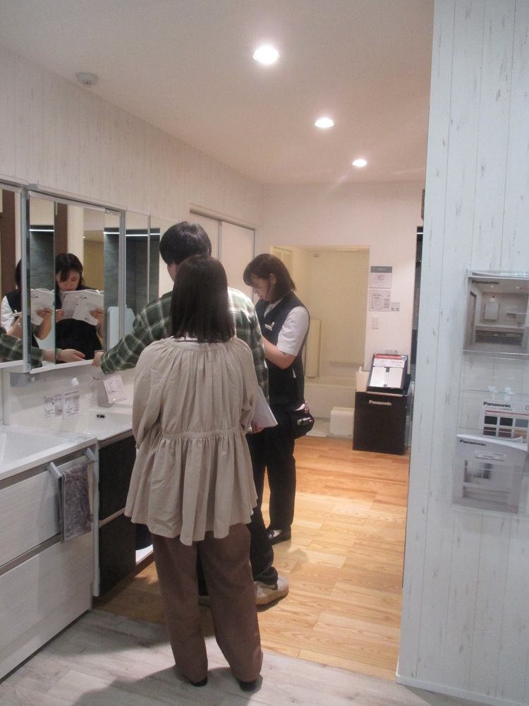 パナソニックショウルームで洗面台の仕様を確認する様子