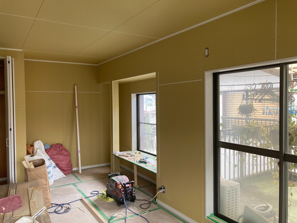 壁の下地を整え、これから仕上げに進む段階のリノベーション中の室内。