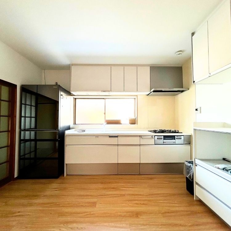 明るくなったシステムキッチンへリノベーション。収納もすっきり使いやすく。