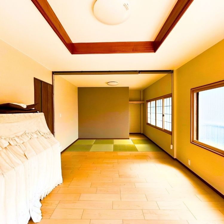 和モダンなリビングへ。市松模様の畳とアクセントクロスで、くつろげる空間にリノベーション。