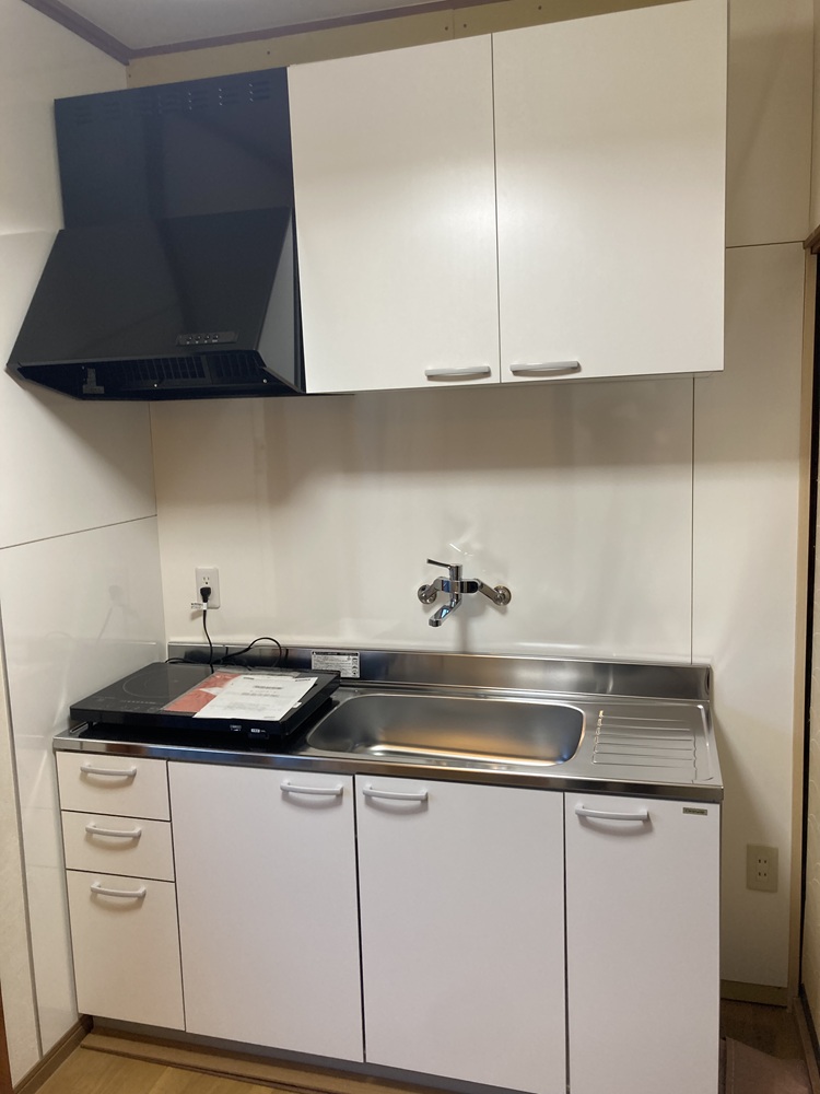 離れ2階に新設した白いキッチン