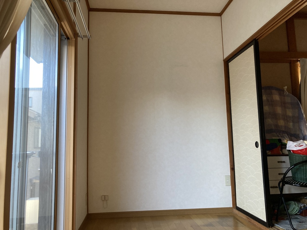 離れ2階のキッチン施工前の室内の様子