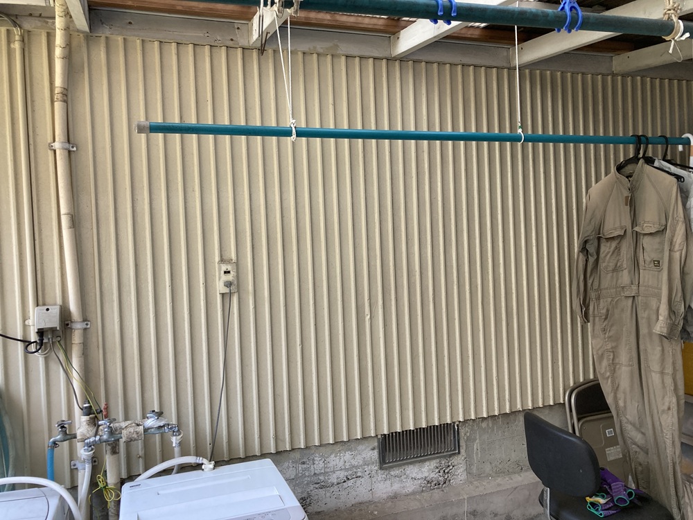 離れの2階キッチン新設前の給湯器が設置していない壁の写真