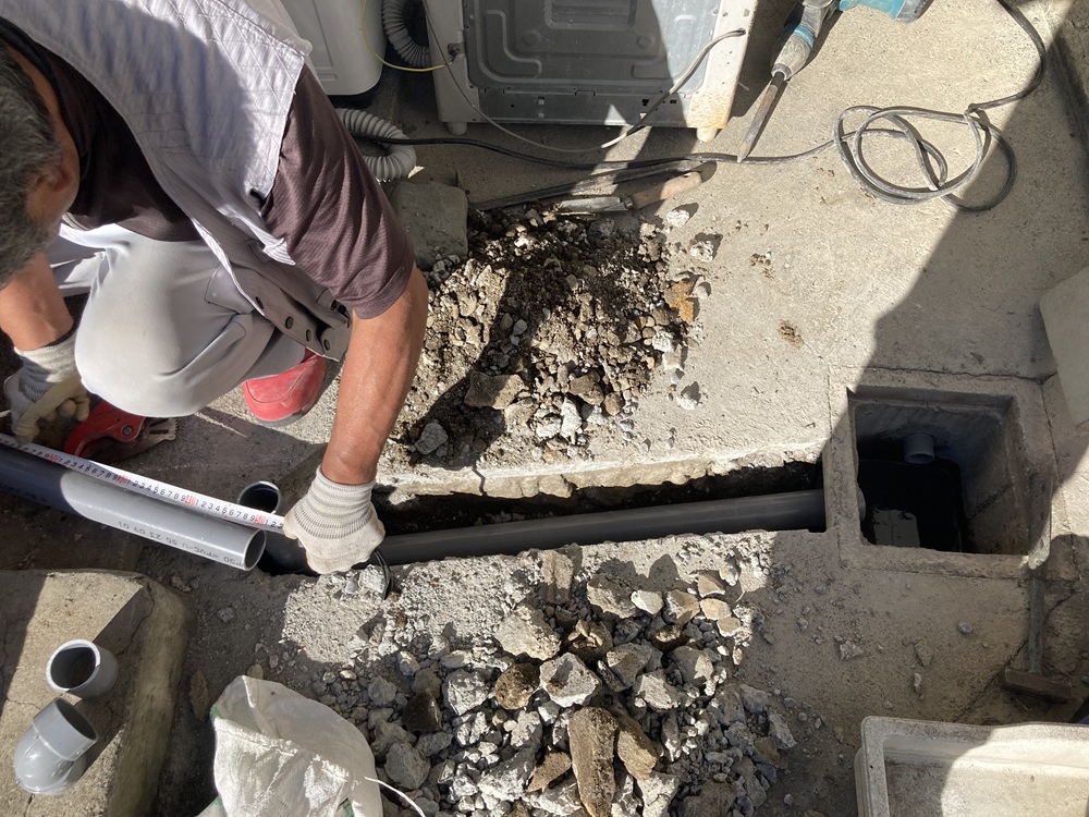 離れの2階キッチン新設排水管新設の様子